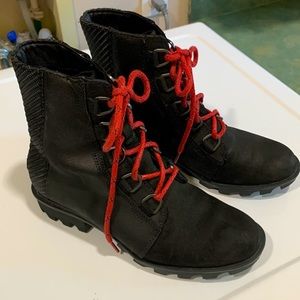 Women’s Sorel lace ups size 7.5. Excellent barely used condition.